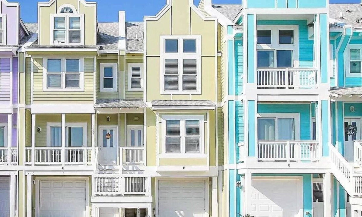 Bermuda Bay House | Modern home. Short stays. Amazing pool 🏊‍♀️ Centrally located to shopping & beach!