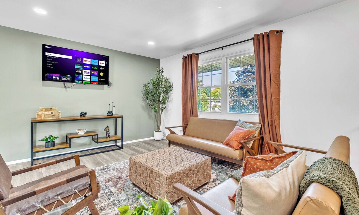 Forestview House | Modern Spacious 4BR Home Near Chicago Sleeps 10 Family & Pets Friendly