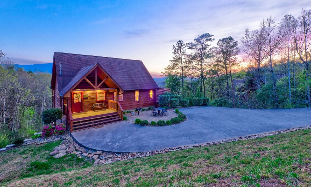Gatlinburg Cabin | Moonbeams & Star Dreams. A Spectacular Mountain View