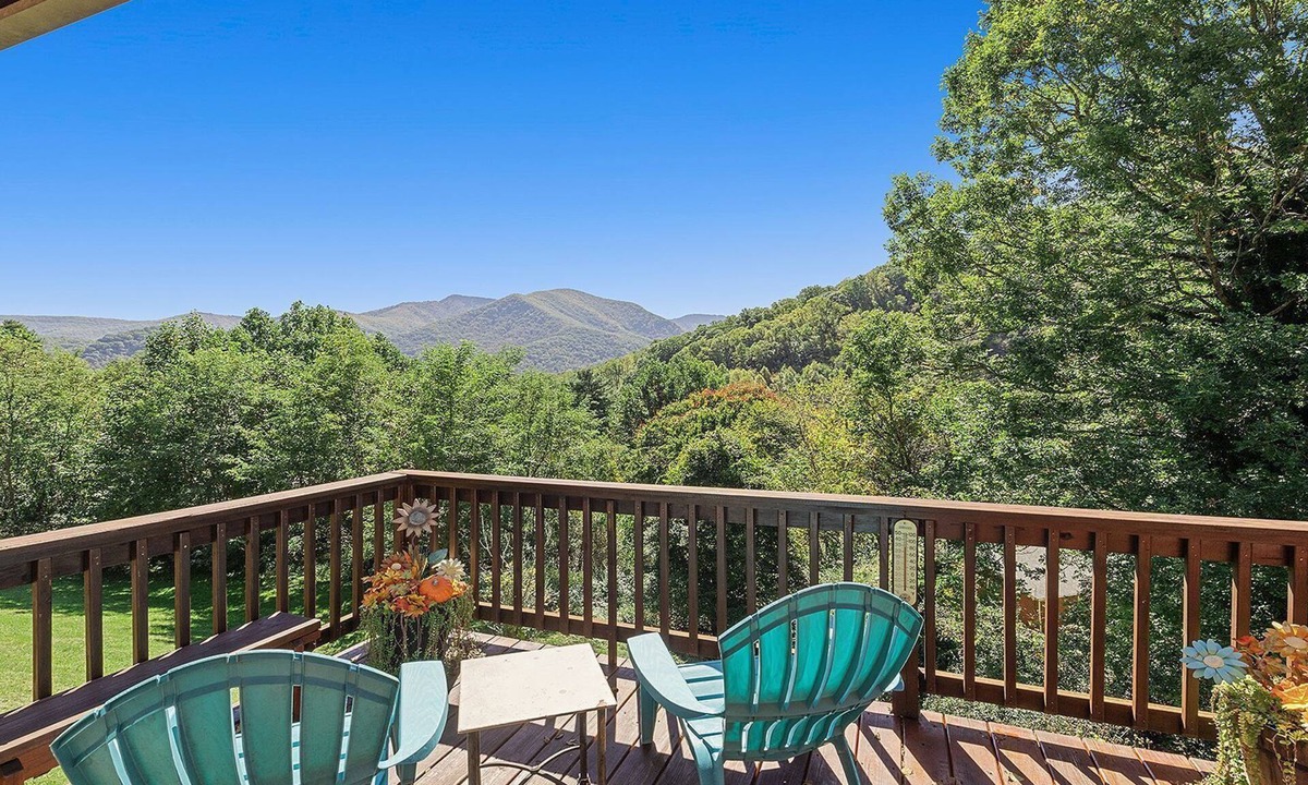 Maggie Valley House | Mountain Peeks Cabin | Views & Game table