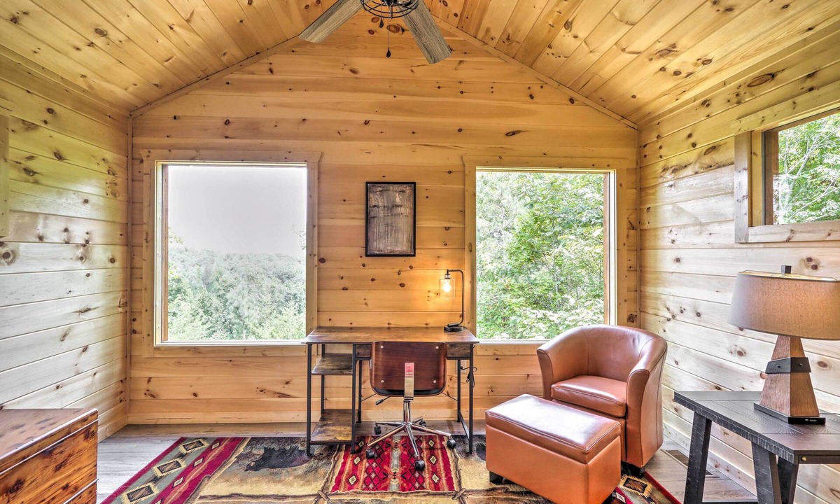 Unaka Cabin | Murphy Cabin w/Mtn Views & Private Hot Tub!