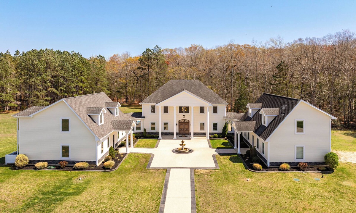 Ocean Pines House | NEW! Sleeps 23 Mins to OCMD w/Gym-Game Room-Firepit