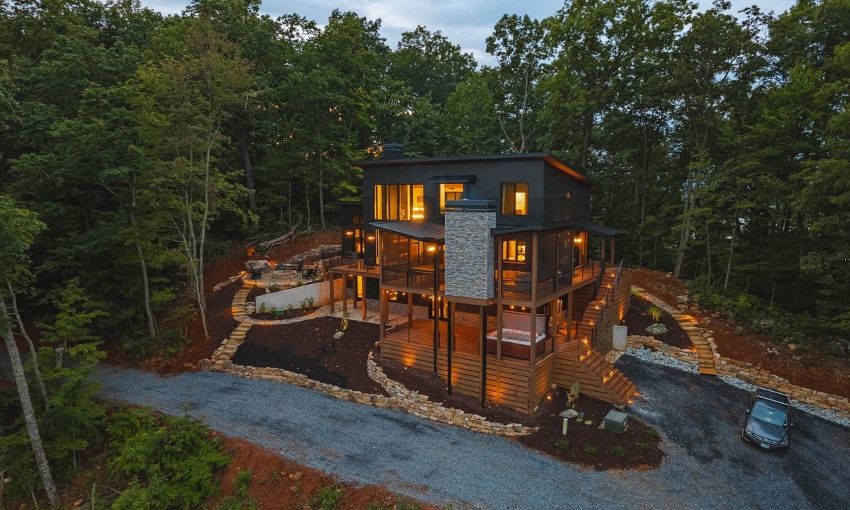 Blue Ridge Ski Chalet | !NEW! The Ellewood A Modern Mountain Chalet - Hot Tub, Outdoor Pool Table, Gym