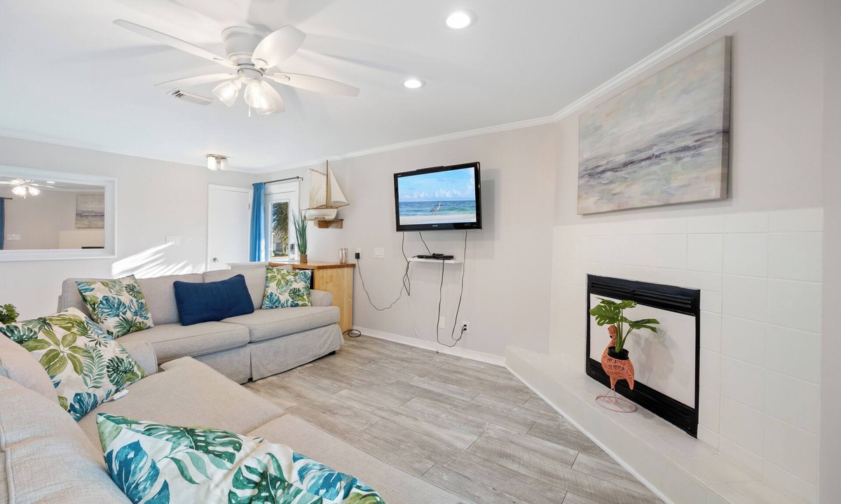 Perdido Key Coves One Apartment | New Waterfront Listing! Lots Of Room & The Gulf Is Only Steps Away!