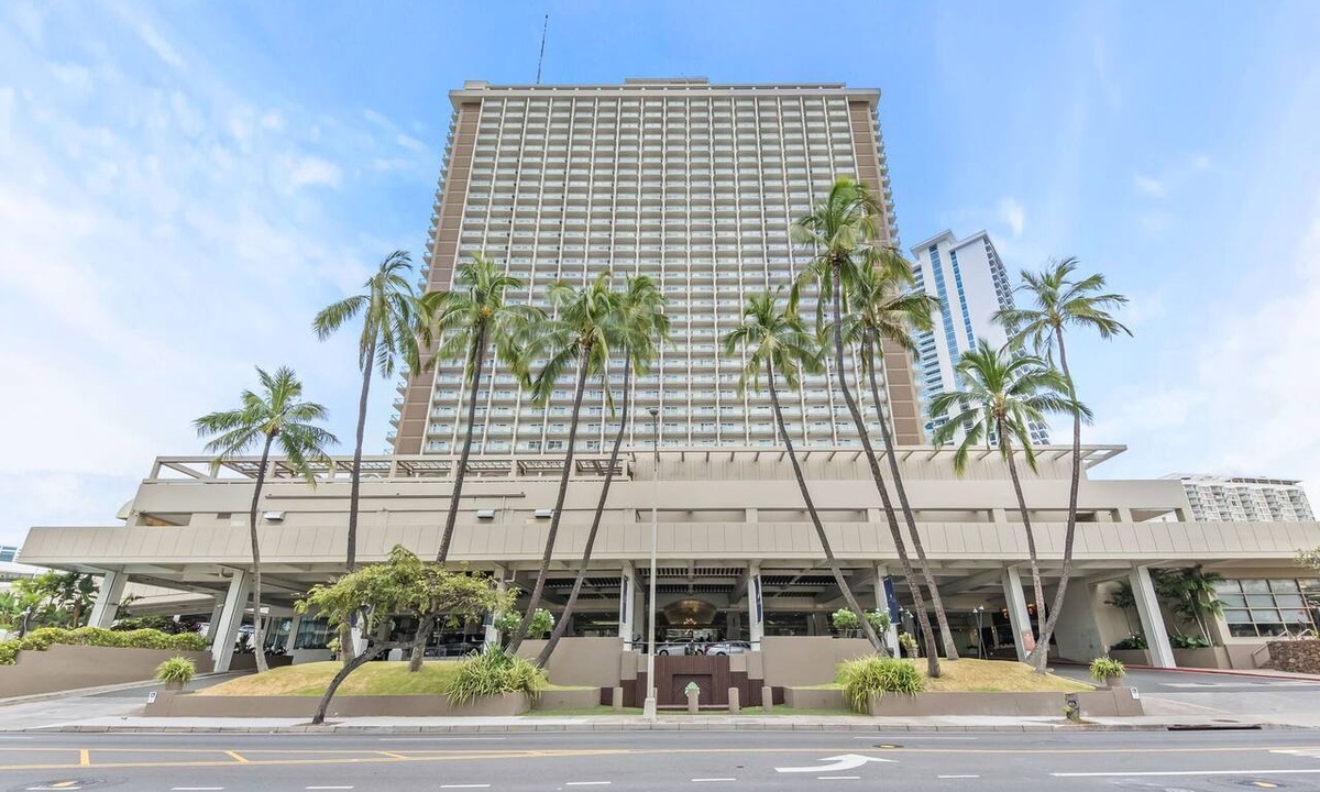Ala Moana Condo | Newly Renovated Top Floor Balcony MAIN