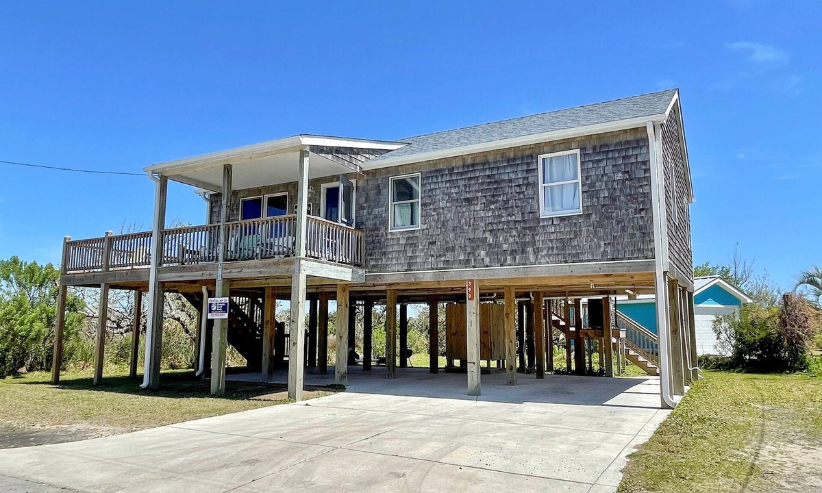 Ocracoke House | Northern Pond: Dog friendly, wrap around porch, screened porch.