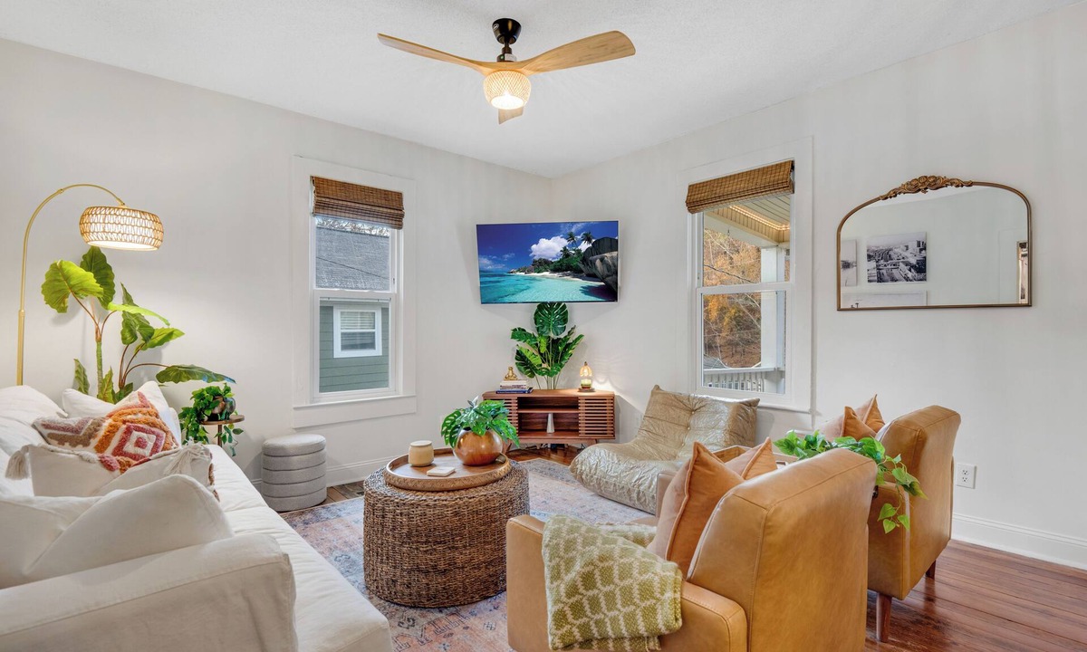 Northside House | Northshore Chattanooga Bungalow Sleeps 6 Walkable Location