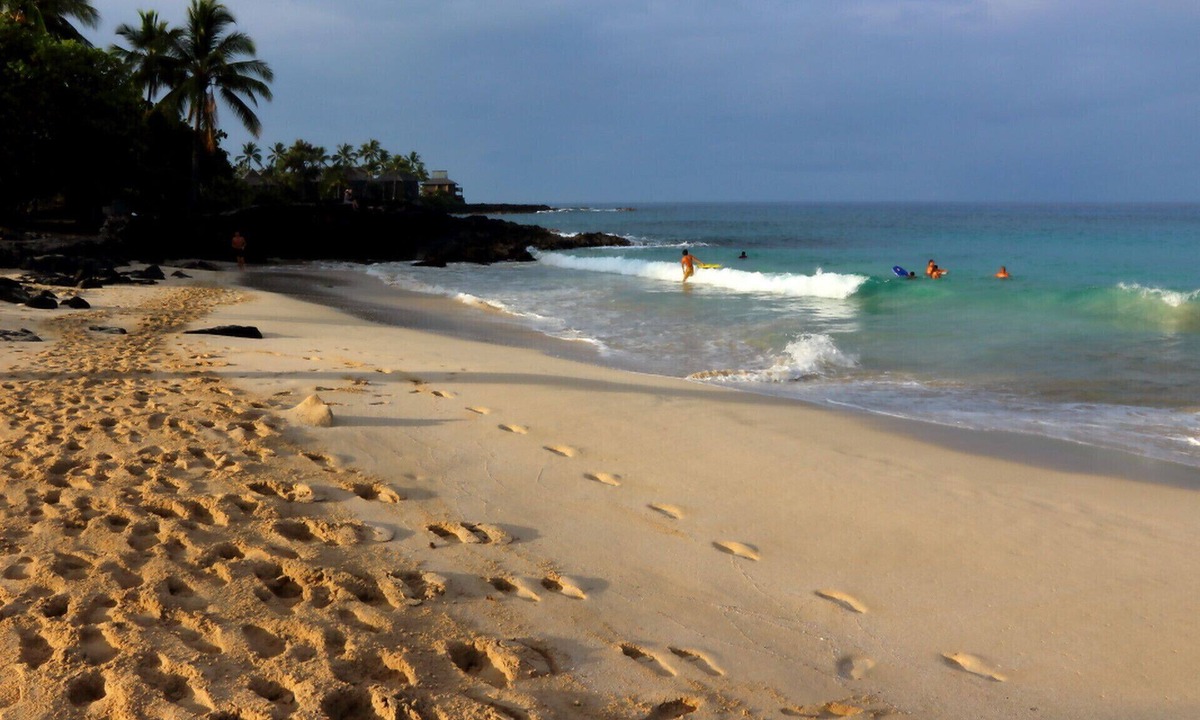 Kahaluu Bay Condo | Ocean View Beach Condo, Top Floor at Magic Sands Beach