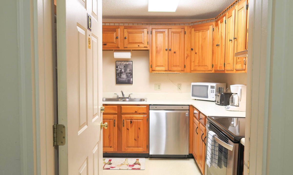 Bartlett Condo | Official Seasons RMC Condo 01E - 1 Bedroom + Loft - sleeps 10 - No Fees