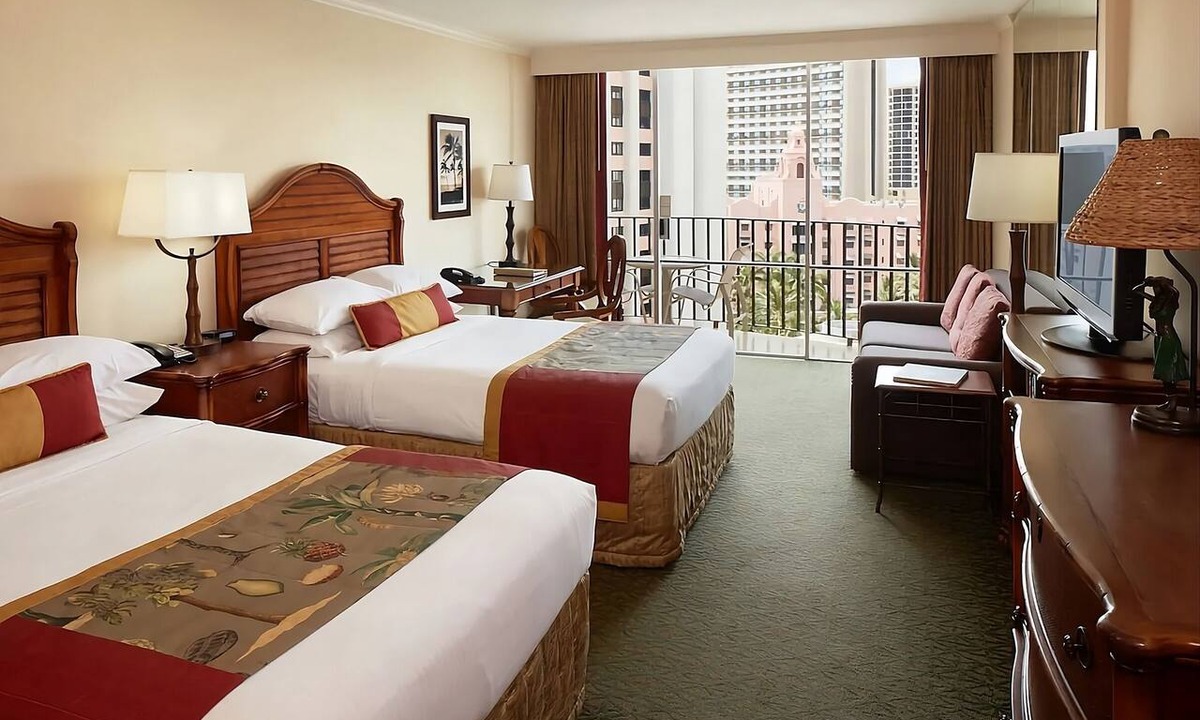 Waikiki Hotel | On Beautiful Waikiki Beach! Pool, Spa, 3 On-Site Restaurants, Water Activities