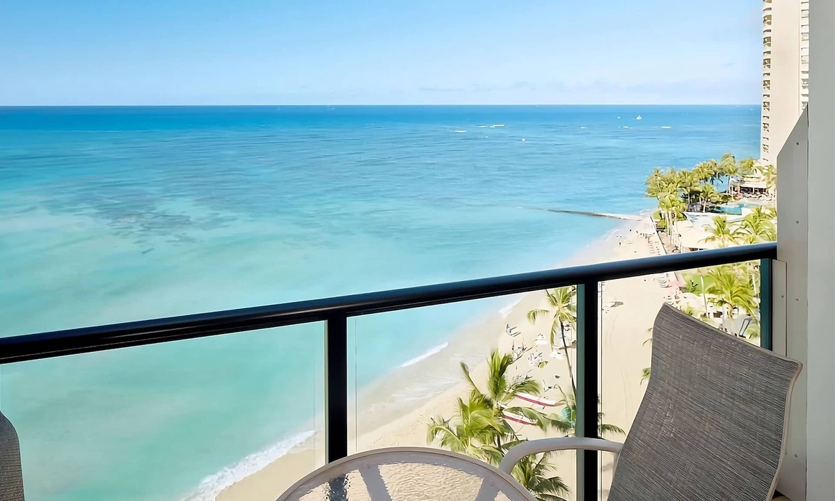 Waikiki Resort | On Beautiful Waikiki Beach! Pool, Spa, 3 On-Site Restaurants, Water Activities