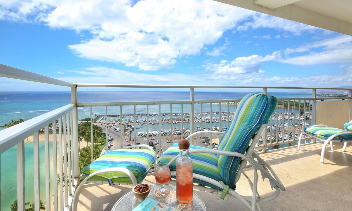 Waikiki Condo | Panoramic Ocean Views Remodel - FREE Parking/Wi-Fi, AC, Washlet, Sleeps 6