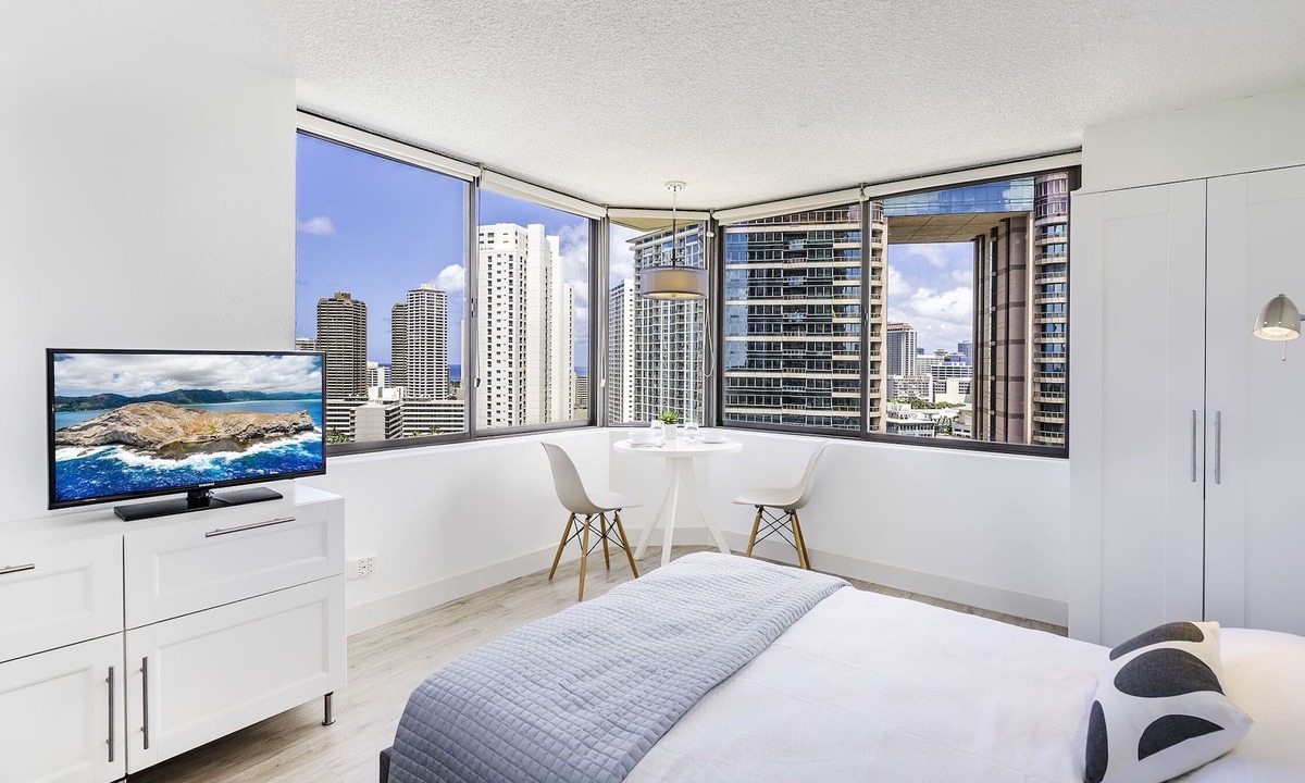 McCully - Moiliili Condo | Panoramic View of Ocean and Waikiki