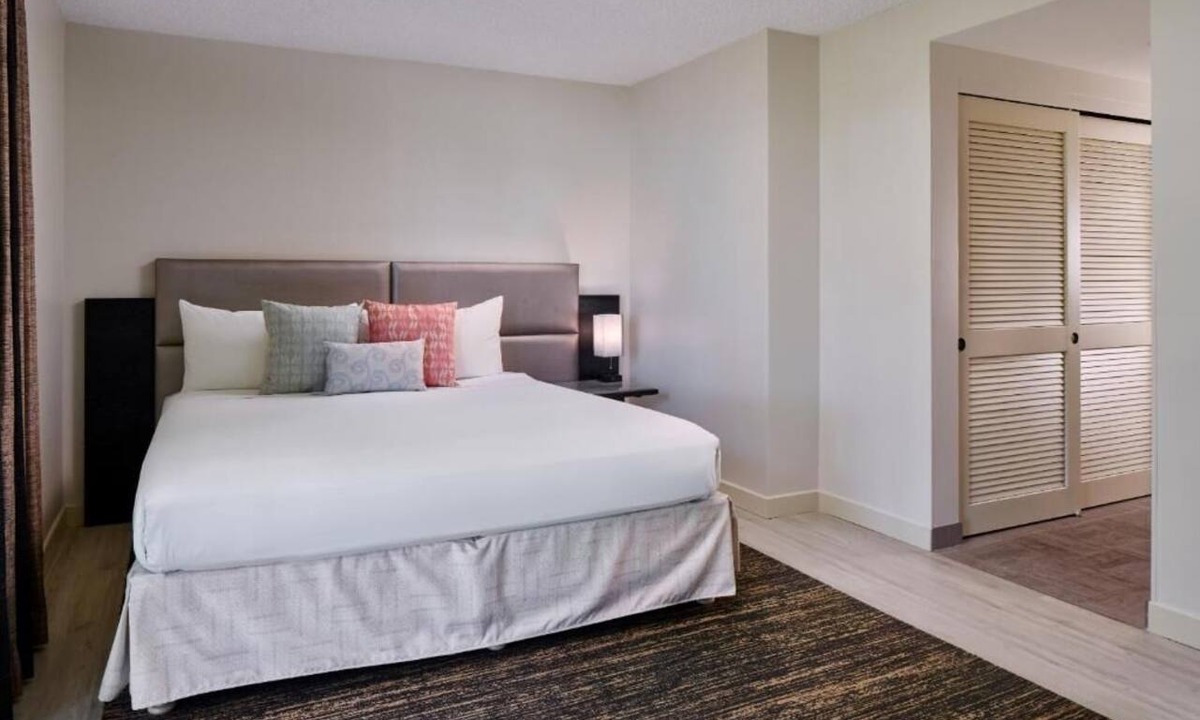 Diamond Head - Kapahulu - St. Louis Hotel | Park View King | Kaimana Beach Hotel | Views of Lush Kapiolani Park