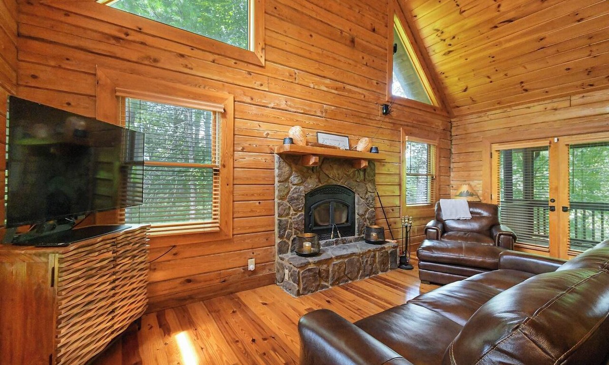 Talking Rock Cabin | Peaceful 3-bedroom mountain cabin in the charming & gated Talking Rock Resort.