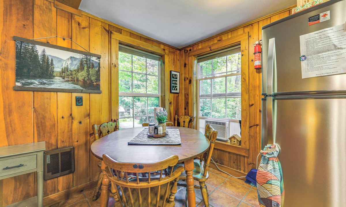 Maggie Valley Cabin | Pet-Friendly Creekside Cabin w/Pool Access!