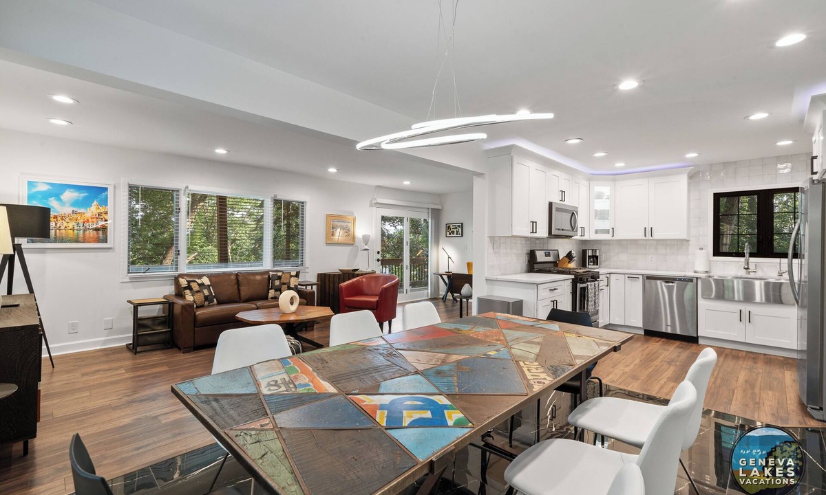 Twin Lakes House | Pine Point |10 Mins to Wilmot Ski | Pier |Lake Mary| Fire Pit| Artsy| Lakehouse| Grill |Walk to Lake