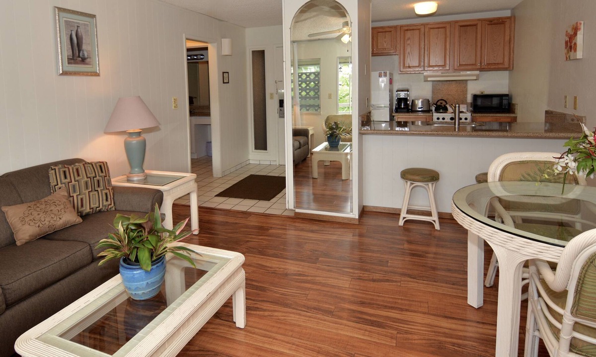 Wailua Condo | Plantation Hale unit with kitchen, Remodeled, Walk to Beach. Free parking