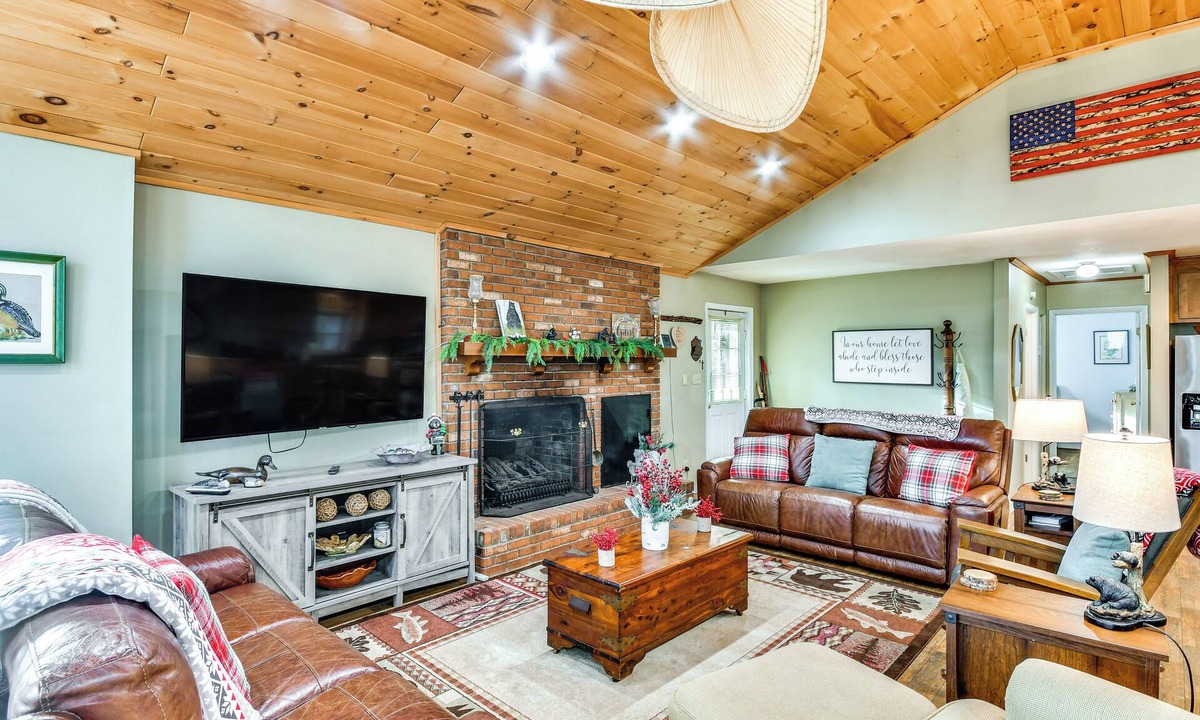 Newland House | Pool & Golf Club! Riverfront Retreat in Newland