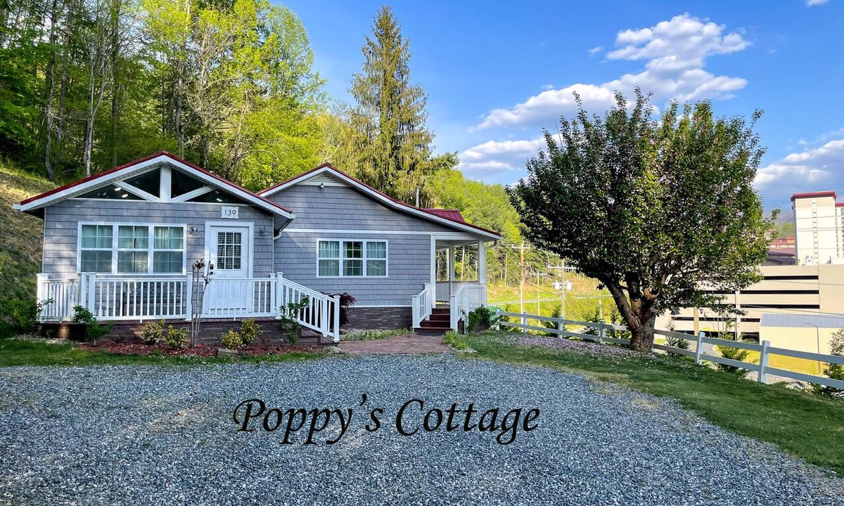 Cherokee Cottage | Poppy's Cottage-Walk to the Casino! WiFi available & Motorcycle Friendly