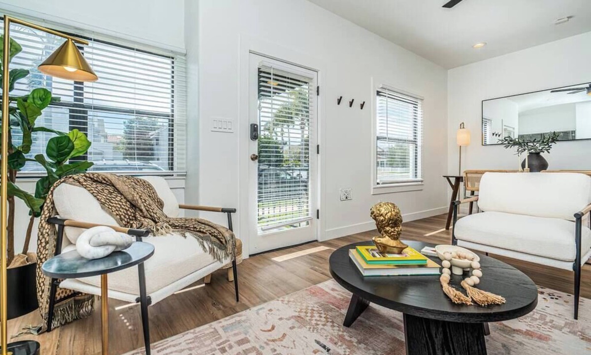 Coronado House | Poppy Suite I Steps to Dining, Shops + Ferry