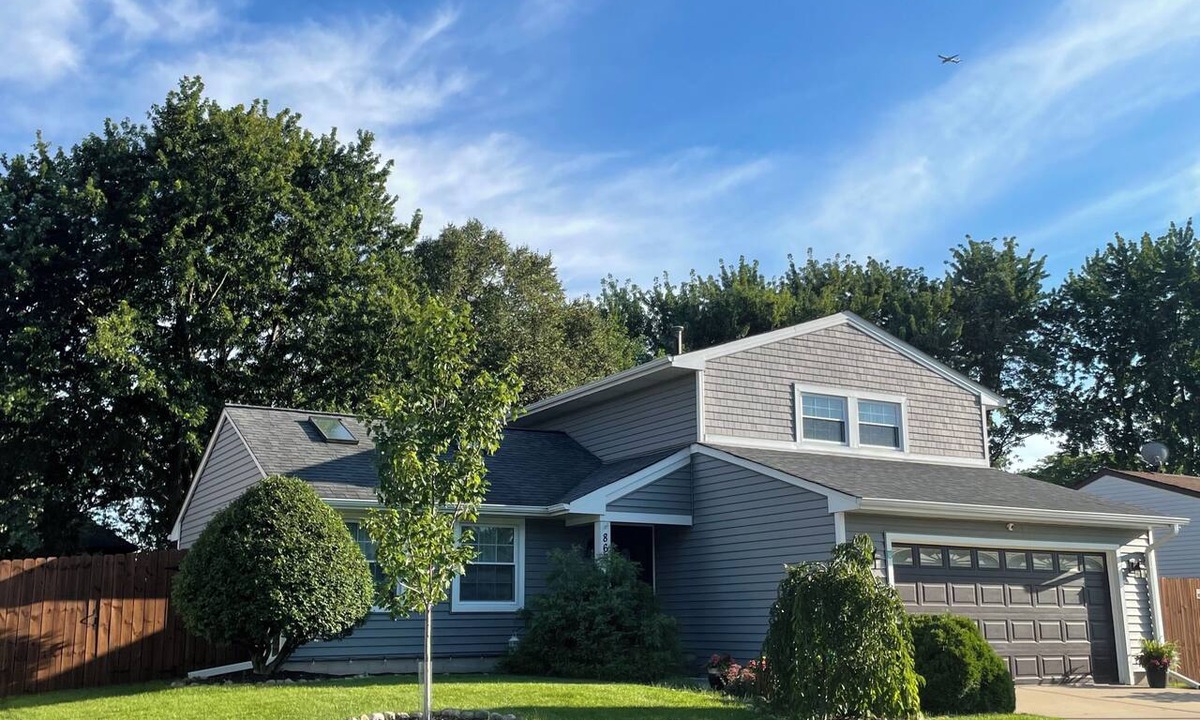 Roselle House | President's Cup Get-Away Home! Enjoy a nice home with a beautiful backyard!