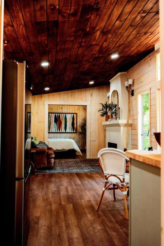 Blue Ridge Ski Chalet | Private Couples Retreat Scenic Hottub -Fireplace