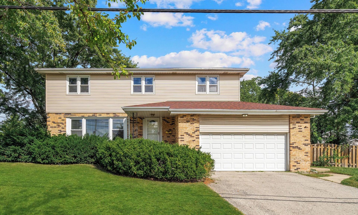 Arlington Heights House | PROMO 10% WEEKLY 15% MONTHLY DISCOUNT 2-Car Garage Cal King Bed Fenced Yard
