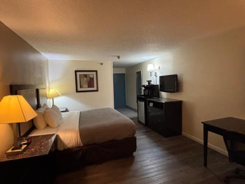 Woodstock Hotel | Quality Inn & Suites Woodstock near Lake Geneva