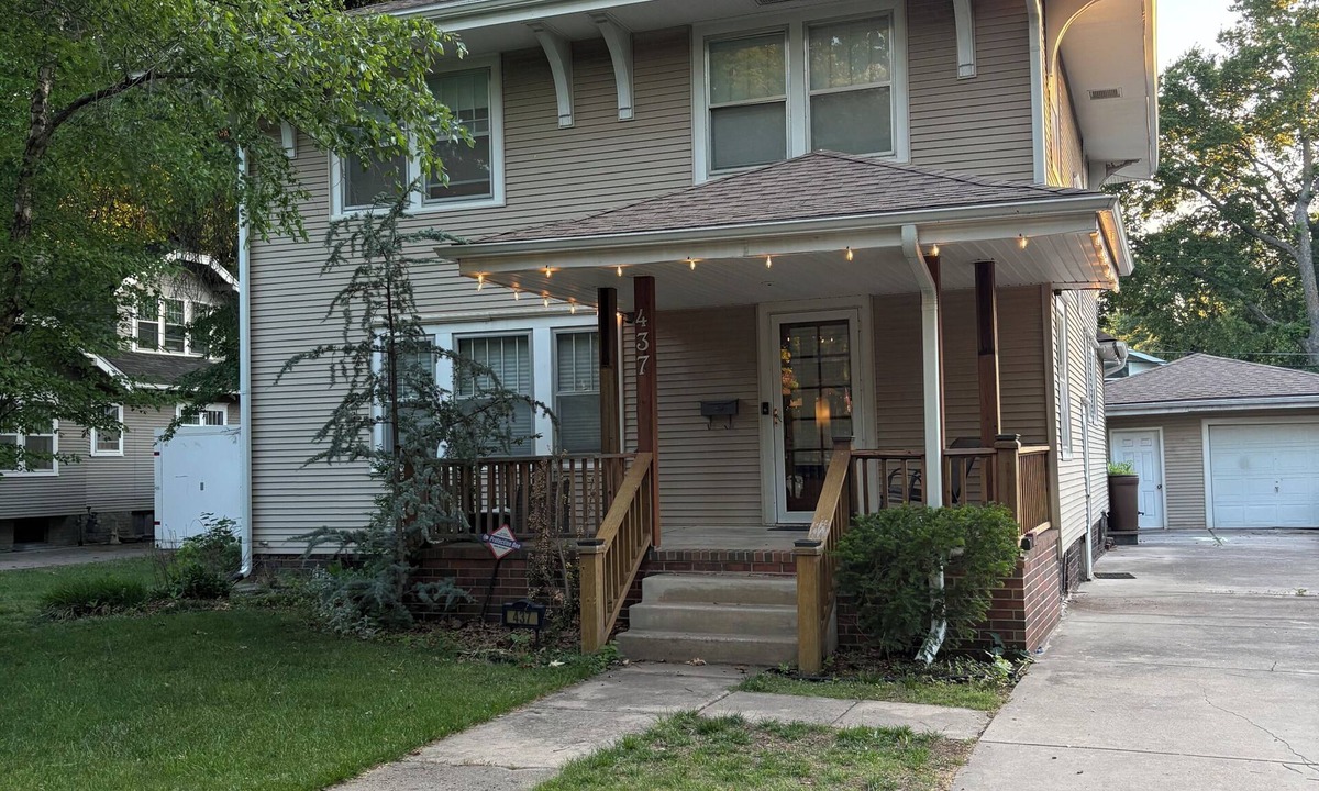College Hill House | Quiet College Hill Getaway—Two Kings, Two Queens, remodeled kitchen and Bath