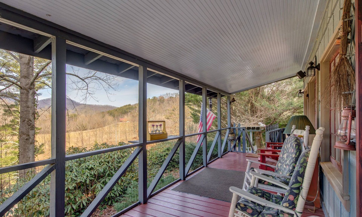 Otto Cottage | Quiet Secluded, Mountain view Cabin w/4 Private Falls & Trails!
