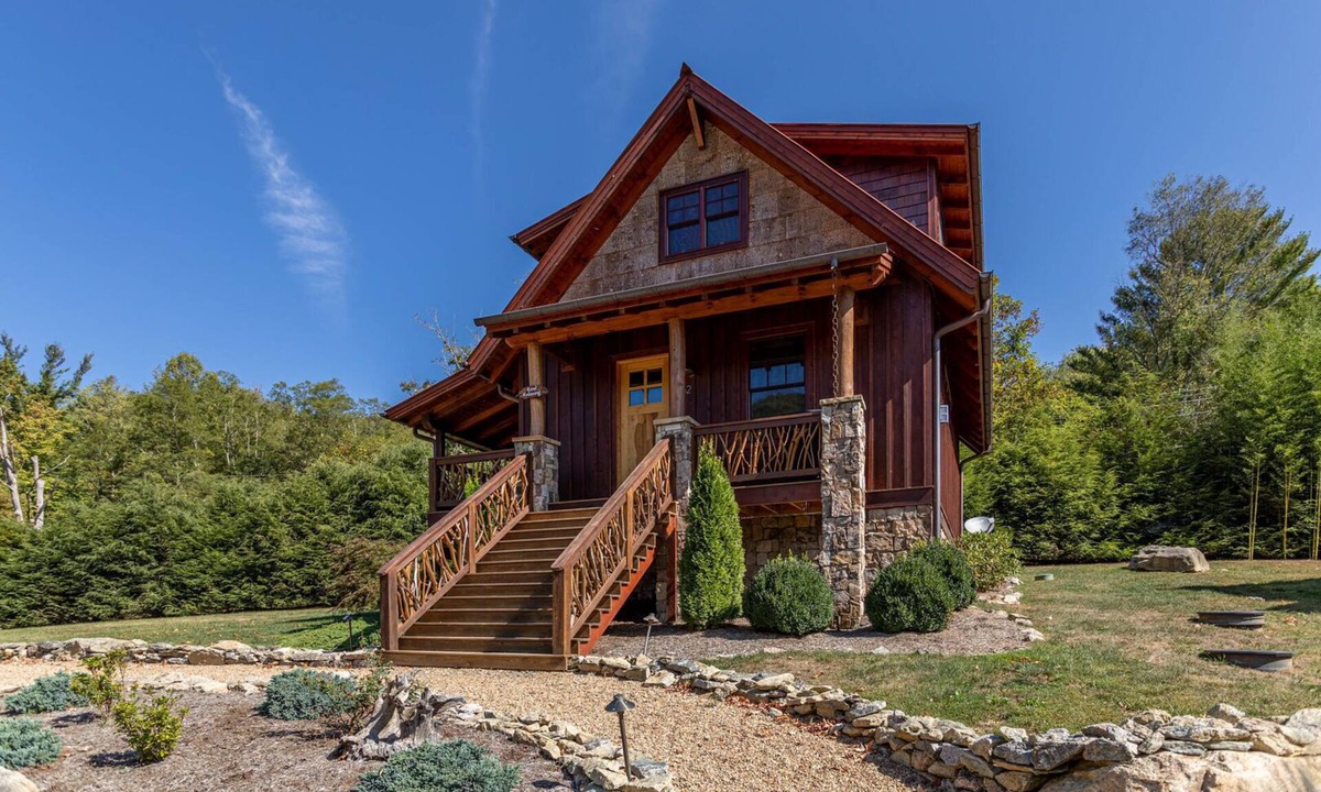 Elk Park House | Reel Relaxing at Eagles Nest River Club 2,000ft Elk River Frontage! Pets ok!