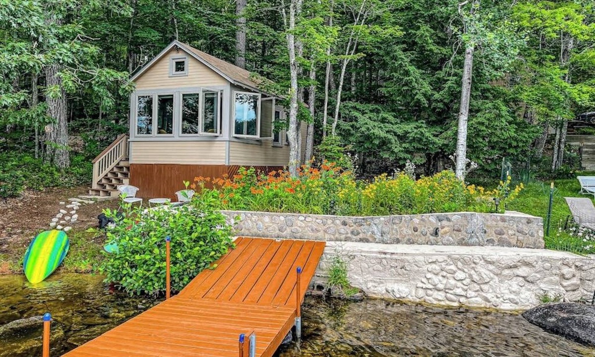 South Casco Apartment | Refurbished waterfront 1950s cabin with sauna, firepit, grill & kayaks - dogs ok