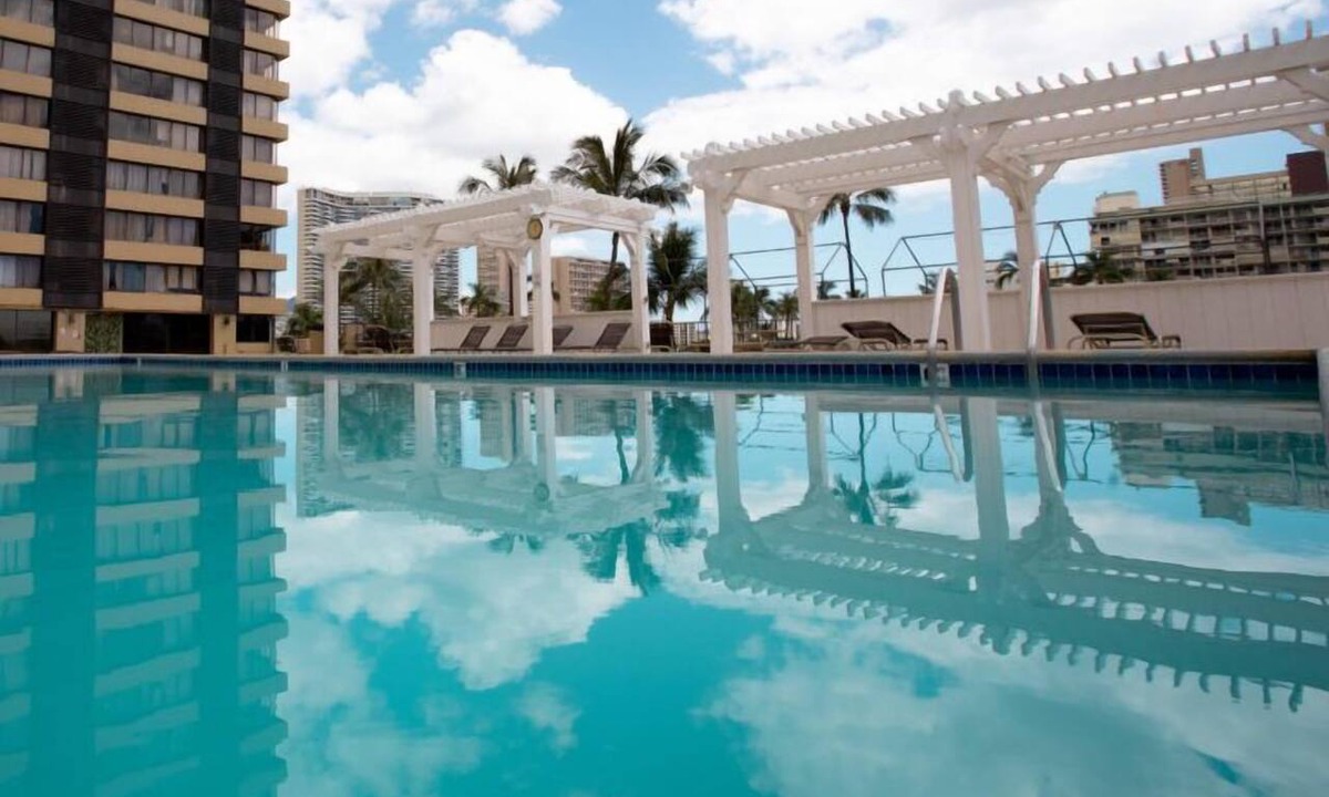 McCully - Moiliili Condo | Renovated Beachy Studio at Hawaiian Monarch | Pool