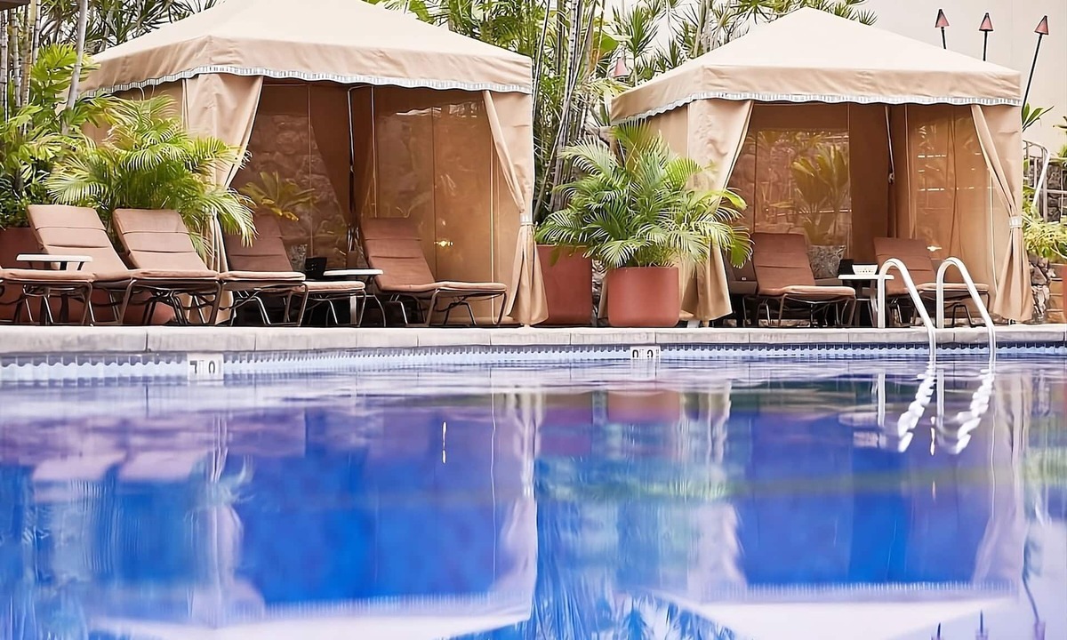 Waikiki Apartment | Right on the Beach! 3 Modern Units for 12, Restaurant, Minutes to Waikiki Beach!