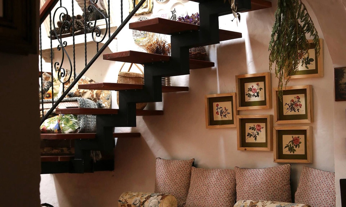 Kaunakakai House | Romantic Spanish villa w/hot tub — 5 min from the beach!