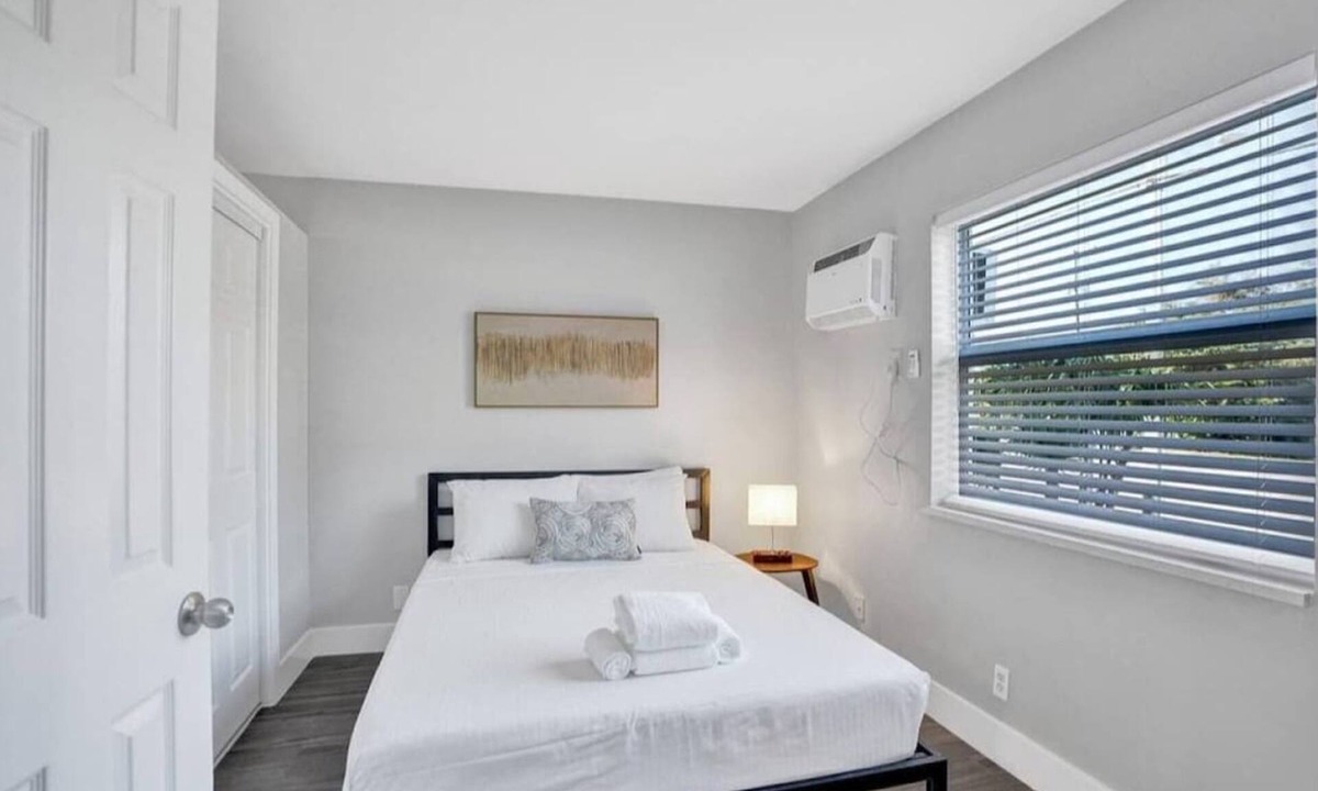 Poinciana Park Apartment | Rustic Retreat | Pool, Parking & Las Olas