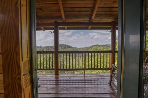 Cosby Ski Chalet | Secluded 2BR Log Cabin Hot Tub Stunning Mountain Views