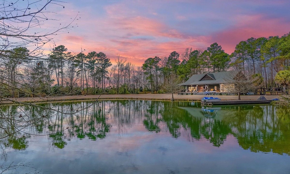 Willard House | Secluded Lodge 8acres Hot Tub, Pingpong kayaks!