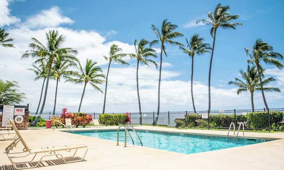 Kaunakakai Condo | Secluded Top-Floor Molokai Condo with Ocean Views & Pool