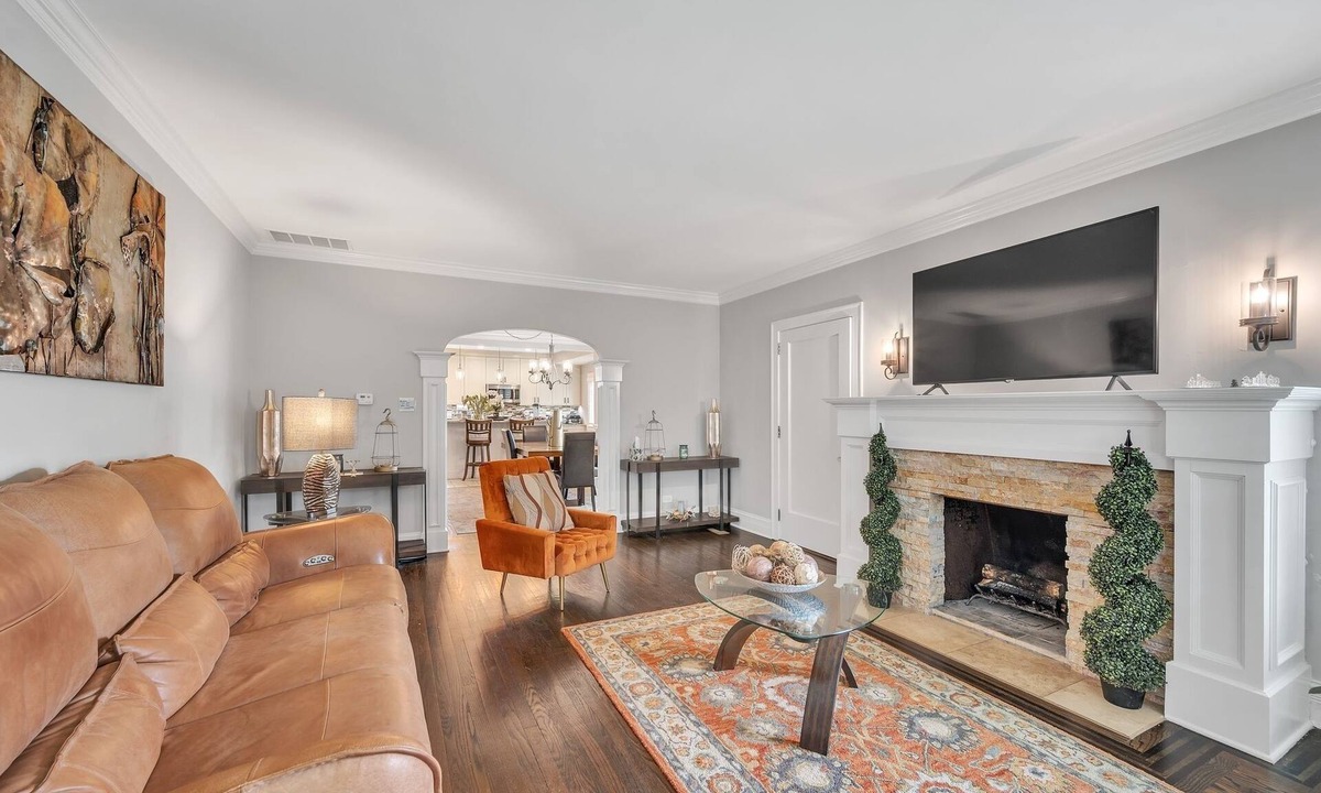 Des Plaines House | Serene & Charming 5BR Des Plaines Getaway by RedAwning