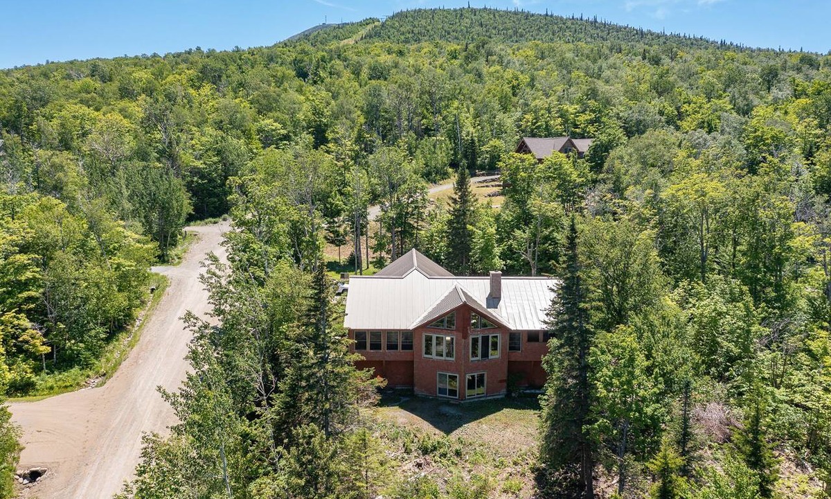 Carrabassett Valley Ski Chalet | Ski In to this 5 bedroom, dog friendly West Mountain Home!