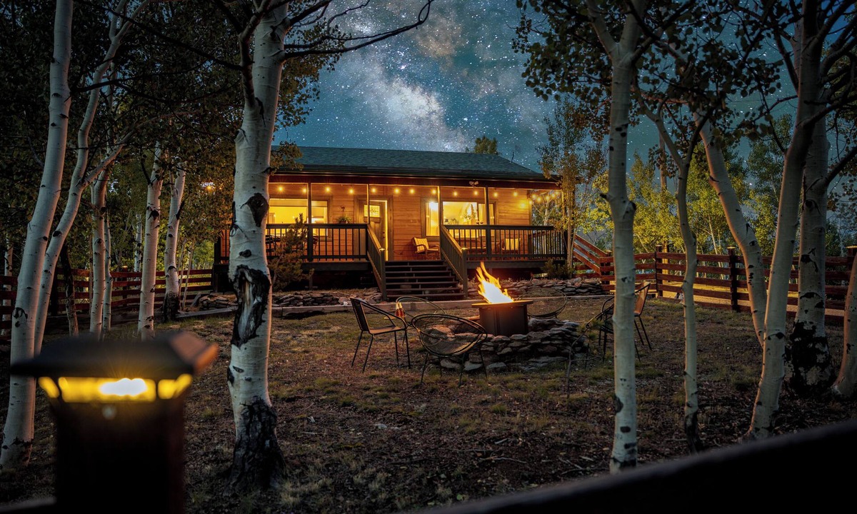 Cripple Creek Cabin | ★ Sleeps 4 ★ Surrounding Mtn + Aspen Vistas + Hot Tub + Game Room