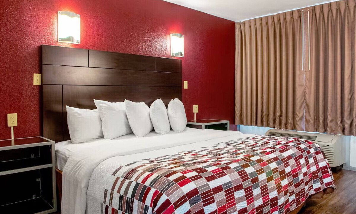 Slidell Hotel | Slidell Deluxe King Room w/Outdoor Pool