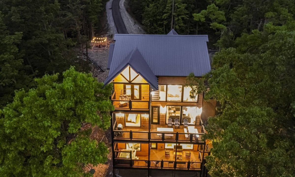 Sevierville Cabin | Smokies/modern'25 cabin/King bed/Indoor POOL/Hot tub/Theatre/Pet/Parking/privacy
