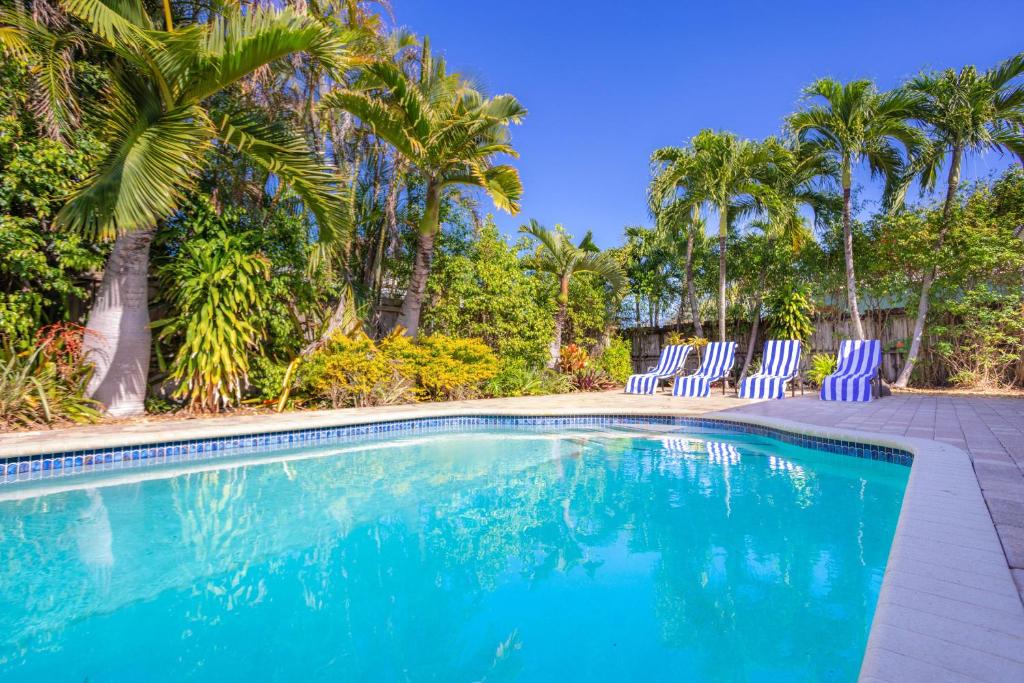 South Corals House | Spacious 3-Bedroom Villa with Heated Saltwater Pool and Fenced Yard in Oakland Park