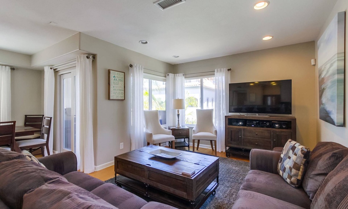 Mission Beach House | Spacious Belmont Beach House · Walk Everywhere