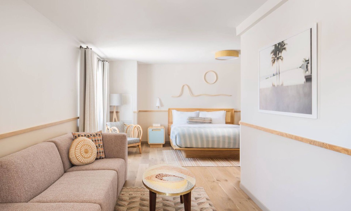 Harleston Village Apartment | Spacious Charleston Studio | King Bed + Lounge