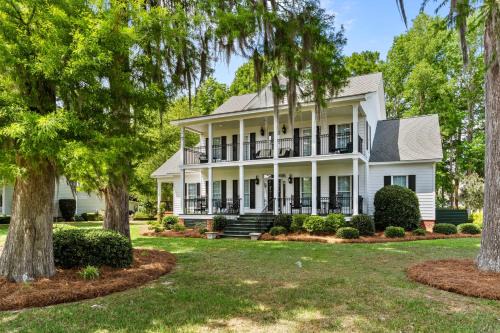 Lake Waccamaw House | Spacious Lakefront home with a private pier located on the tranquil Lake Waccamaw Lake Escape