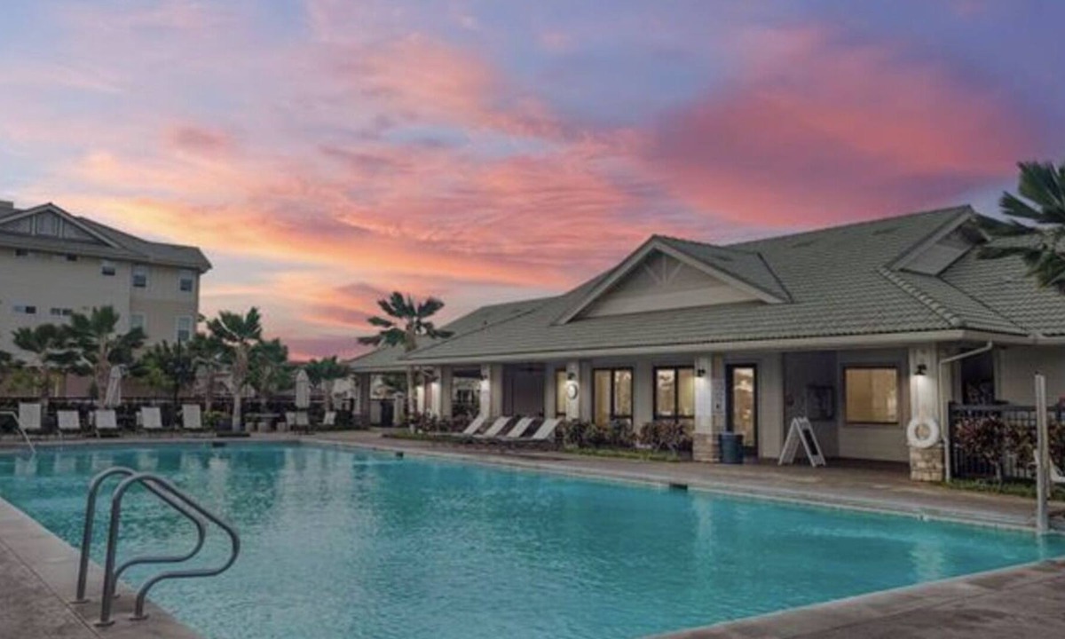 Kapolei House | Spacious, Near Resorts, Beaches, shops and more!
